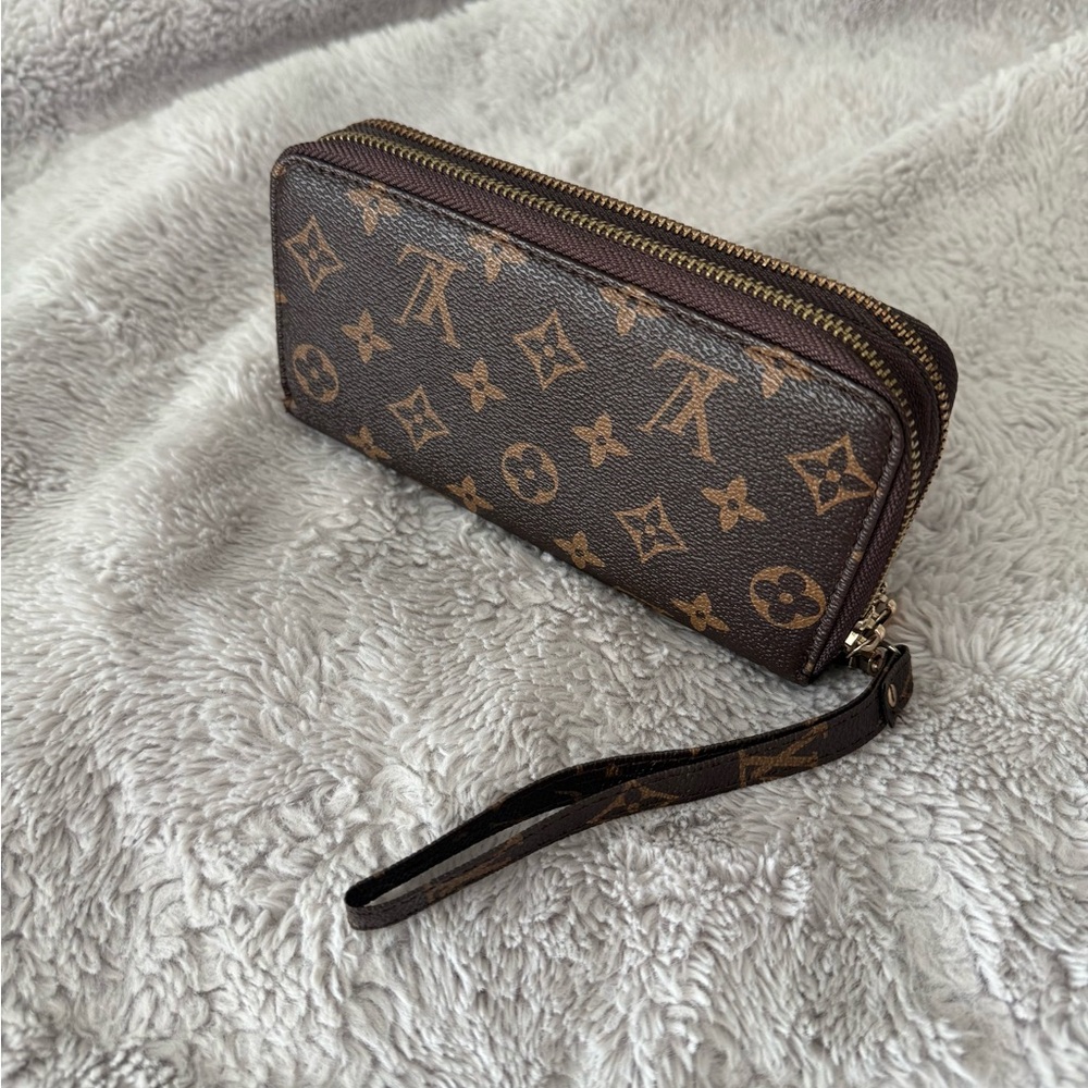 BROWN & GOLD WRIST WALLET